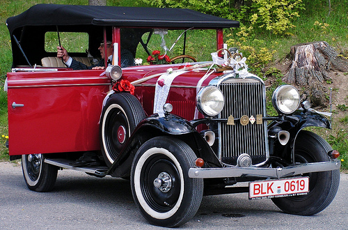 Die richtige Wahl für die Hochzeit – Kutsche vs. Oldtimer