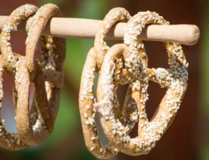 Bayrische Bretzeln hängen auf Stange