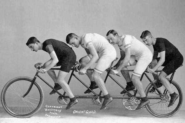 Rad fahren, Spaß haben 4 Mann auf dem Tandem